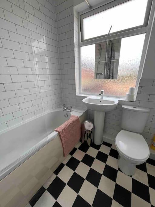 Privatunterkunft 3 Bedroom House With Off Street Parking *