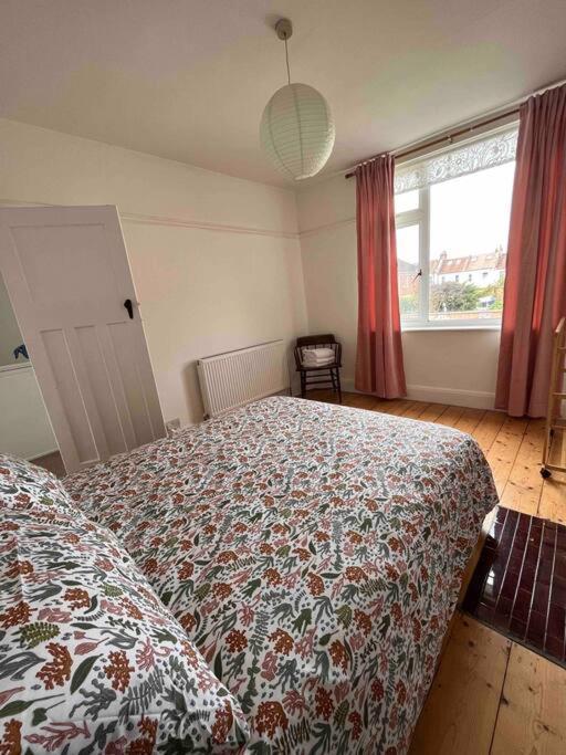 Privatunterkunft 3 Bedroom House With Off Street Parking *