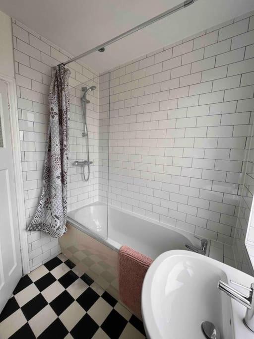 3 Bedroom House With Off Street Parking Privatunterkunft Bristol