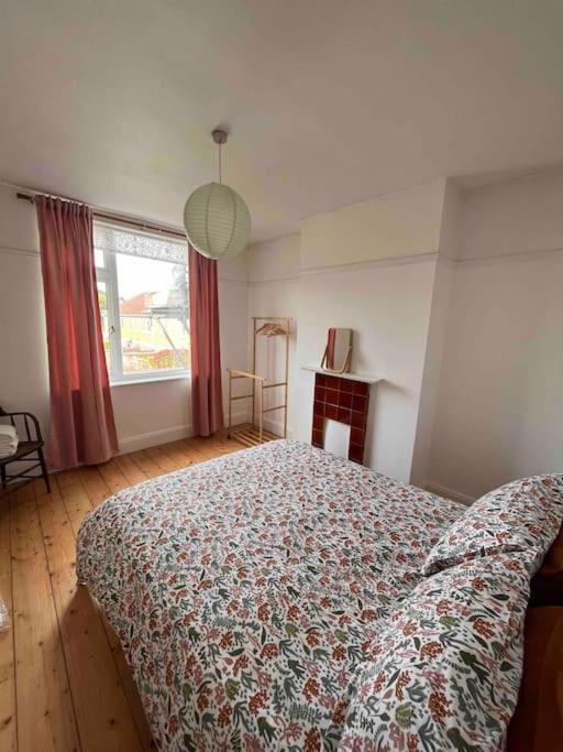 3 Bedroom House With Off Street Parking Privatunterkunft